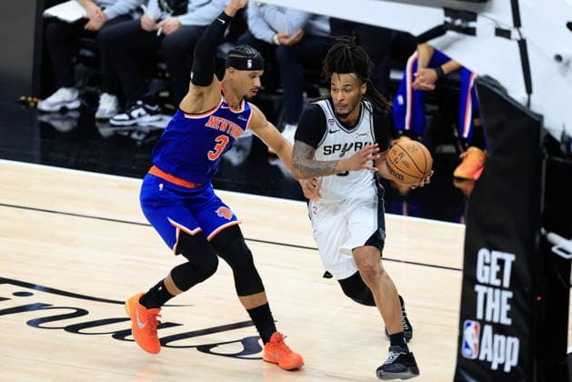 NBA, Basketball Herren, USA Finals Game 5 - New York Knicks at San Antonio Spurs San Antonio Spurs guard Stephon Castle (R) dribbles past New York Knicks guard Josh Hart (L) during Game 5 of the NBA Finals between the San Antonio Spurs and the New York Knicks in San Antonio, Texas, USA, 13 June 2026. San Antonio United States  Copyright: xADAMxDAVISx
