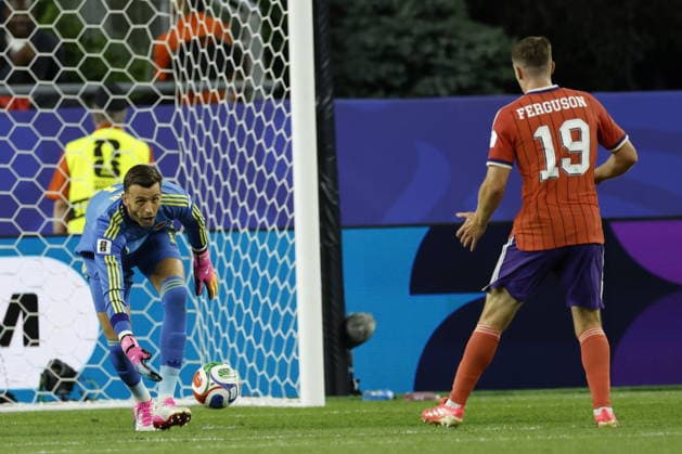 FIFA World Cup, WM, Weltmeisterschaft, Fussball 2026 - Group C - Haiti vs Scotland Goalkeeper Angus Gunn of Scotland (L) throws the ball to teammate Lewis Ferguson (R) during the FIFA World Cup 2026 group stage match Haiti against Scotland, in Foxborough, Massachusetts, USA, 13 June 2026. BOSTON United States  Copyright: xGREGxM.xCOOPERx