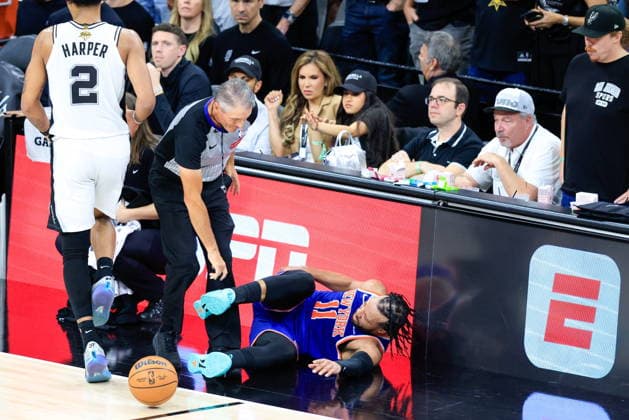 NBA, Basketball Herren, USA Finals Game 5 - New York Knicks at San Antonio Spurs New York Knicks guard Jalen Brunson (R) falls in to the scorers table during Game 5 of the NBA Finals between the San Antonio Spurs and the New York Knicks in San Antonio, Texas, USA, 13 June 2026. San Antonio United States  Copyright: xADAMxDAVISx