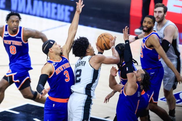 NBA, Basketball Herren, USA Finals Game 5 - New York Knicks at San Antonio Spurs San Antonio Spurs guard Dylan Harper (C) takes a shot in between New York Knicks guard Josh Hart (2-L) and New York Knicks guard Jalen Brunson (C-R) during Game 5 of the NBA Finals between the San Antonio Spurs and the New York Knicks in San Antonio, Texas, USA, 13 June 2026. San Antonio United States  Copyright: xADAMxDAVISx