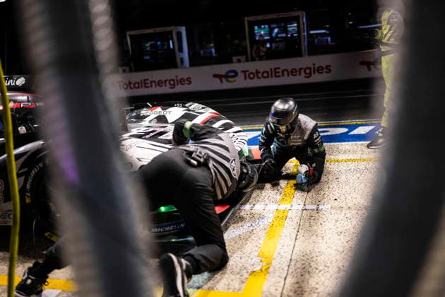 24 HEURES DU MANS 2026 - RACE - SUNDAY Peugeot TotalEnergies mechanic, mecanicien during the 24 Hours of Le Mans 2026, 3rd round of the 2026 FIA World Endurance Championship, on June 14, 2026 on the Circuit des 24 Heures du Mans in Le Mans, France - Le MansFrance  Copyright: xCharlyxLopezx