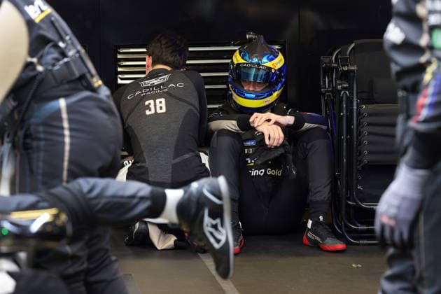 Jack Aitken GBR crouches, Sebastian Bourdias FRA Cadillac V Series R 12 sits with helmet on disappointed on the ground after a stop due to a technical defect in the pits, 24 Hours of Le Mans, France, WEC World Endurance Championship, 14 06 2026, problem with the previously leading race car, team members try to fix the problem
