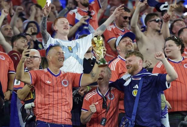 FIFA World Cup, WM, Weltmeisterschaft, Fussball 2026 - Haiti v Scotland BOSTON, UNITED STATES OF AMERICA, June 13: Scotland fans celebrate at the full time whistle after the 1-0 victory against Haiti holding aloft a replica FIFA World Cup Trophy during the FIFA World Cup 2026 match in Group C between Haiti v Scotland at Boston Stadium, Boston, United States Of America, on 13 June. (Photo by DC Photo Crystal Pix) Boston Boston Stadium United States Of America Copyright: xDCxPhotox xCrystaxPixx SportsxPressxPhotox Sportspressphoto_SPR166141