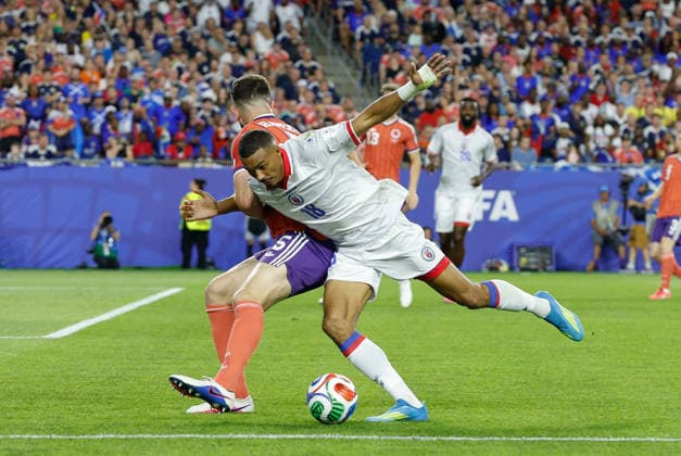 FOXBOROUGH, MA - JUNE 13: Wilson Isidor 18 of Haiti and Grant Hanley 5 of Scotland battle for the ball during the FIFA World Cup, WM, Weltmeisterschaft, Fussball 2026 Group C match between Haiti and Scotland on June 13, 2026, at Boston Stadium in Foxborough, MA. (Photo by M. Anthony Nesmith Icon Sportswire) SOCCER: JUN 13 FIFA World Cup 26 Group C - Haiti vs Scotland EDITORIAL USE ONLY Icon26061310