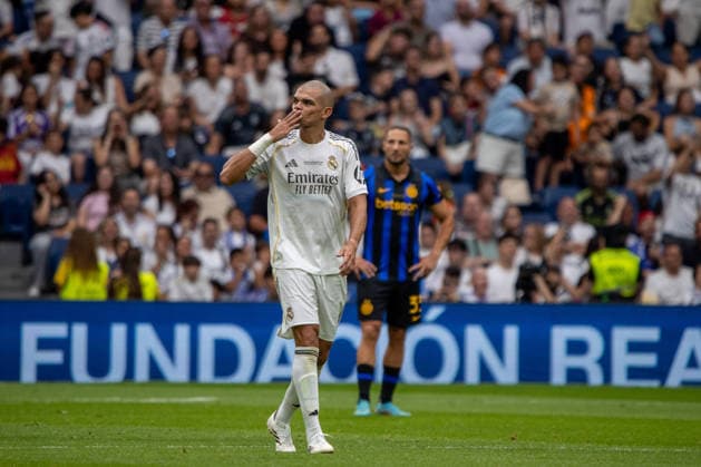 Real Madrid Leyendas Vs Inter Legends in Madrid, Spain - 13 Jun 2026 Pepe of Real Madrid seen in action during the Corazon Classic Match 2026 football match between Real Madrid Leyendas and Inter Legends at Santiago Bernabeu stadium. Final score; Real Madrid Leyendas 2:1 Inter Legends Madrid Spain Copyright: xDavidxCanalesx xSOPAxImagesx DCCorazonClasicmatch260613-86