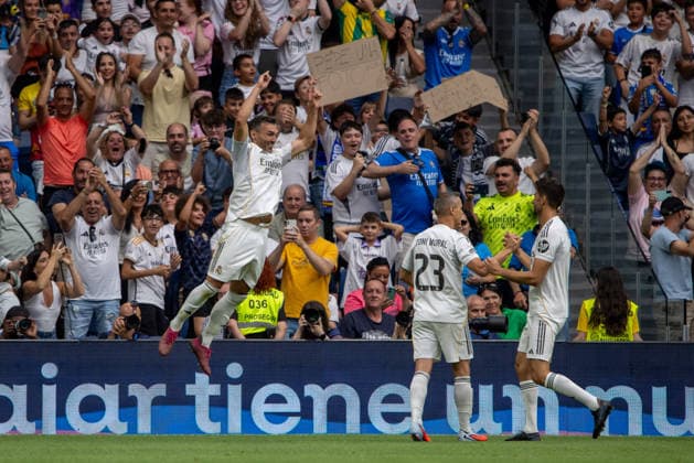 Real Madrid Leyendas Vs Inter Legends in Madrid, Spain - 13 Jun 2026 David Barral (L) of Real Madrid Legends celebrates a goal during the Corazon Classic Match 2026 football match between Real Madrid Leyendas and Inter Legends at Santiago Bernabeu stadium. Final score; Real Madrid Leyendas 2:1 Inter Legends Madrid Spain Copyright: xDavidxCanalesx xSOPAxImagesx DCCorazonClasicmatch260613-95