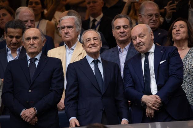 Real Madrid Leyendas Vs Inter Legends in Madrid, Spain - 13 Jun 2026 CEO of FC Internazionale Giuseppe Marotta (R) and president of Real Madrid CF Florentino Perez (C) are seen prior to the Corazon Classic Match 2026 football match between Real Madrid Leyendas and Inter Legends at Santiago Bernabeu stadium. Final score; Real Madrid Leyendas 2:1 Inter Legends Madrid Spain Copyright: xDavidxCanalesx xSOPAxImagesx DCCorazonClasicmatch260613-18