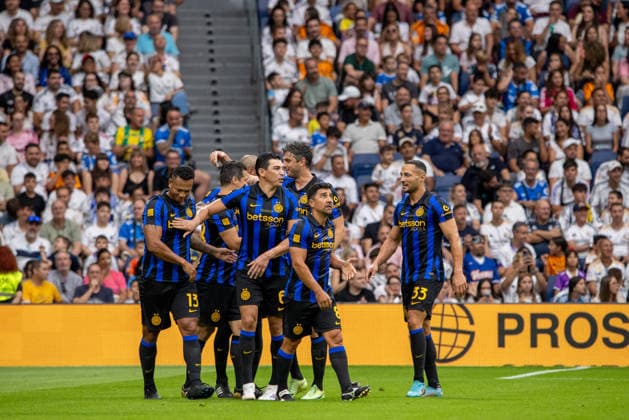 Real Madrid Leyendas Vs Inter Legends in Madrid, Spain - 13 Jun 2026 Inter Legends players celebrate a goal during the Corazon Classic Match 2026 football match between Real Madrid Leyendas and Inter Legends at Santiago Bernabeu stadium. Final score; Real Madrid Leyendas 2:1 Inter Legends Madrid Spain Copyright: xDavidxCanalesx xSOPAxImagesx DCCorazonClasicmatch260613-46