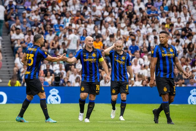 Real Madrid Leyendas Vs Inter Legends in Madrid, Spain - 13 Jun 2026 Inter Legends players celebrate a goal during the Corazon Classic Match 2026 football match between Real Madrid Leyendas and Inter Legends at Santiago Bernabeu stadium. Final score; Real Madrid Leyendas 2:1 Inter Legends Madrid Spain Copyright: xDavidxCanalesx xSOPAxImagesx DCCorazonClasicmatch260613-49