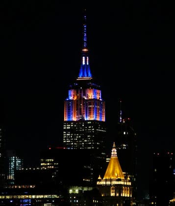 The Empire State Building and other buildings in the Manhattan skyline are lit in the orange and blue colors of the New York Knicks on Saturday, June 13, 2026 in New York City. The New York Knicks won the NBA, Basketball Herren, USA championship defeating the San Antonio Spurs in Game 5 of the NBA Finals to break a 53-year championship drought.  NYP20260613103 JOHNxANGELILLO