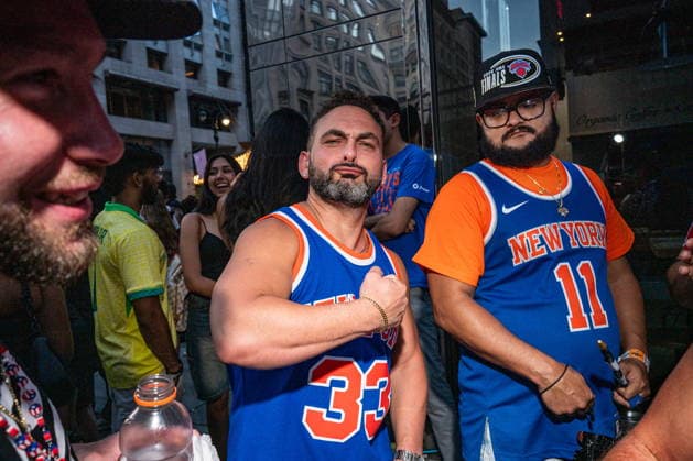 Fans watch Knicks vs Spurs NBA, Basketball Herren, USA finals game in New York City epaselect Knicks fans line up to watch Game 5 of the NBA finals between the New York Knicks and the San Antonio Spurs at one of the many watch parties across the city, in New York, New York, USA, 13 June 2026. The Knicks are playing in the NBA Finals for the first time since 1999 and have not won a championship since 1973. NEW YORK NEW YORK UNITED STATES  Copyright: xLAURAxBRETTx