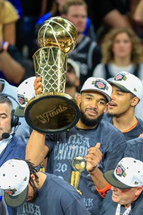 NBA, Basketball Herren, USA Finals Game 5 - New York Knicks at San Antonio Spurs New York Knicks center Karl-Anthony Towns (C) holds up the Larry O Brien Championship Trophy after winning Game 5 of the NBA Finals between the San Antonio Spurs and the New York Knicks, San Antonio, USA, 13 June 2026. San Antonio United States  Copyright: xADAMxDAVISx