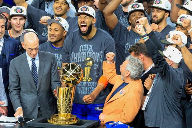 NBA, Basketball Herren, USA Finals Game 5 - New York Knicks at San Antonio Spurs New York Knicks center Karl-Anthony Towns (C) and Knicks owner James Dolan celebrate after winning Game 5 of the NBA Finals between the San Antonio Spurs and the New York Knicks, San Antonio, USA, 13 June 2026. San Antonio United States  Copyright: xADAMxDAVISx