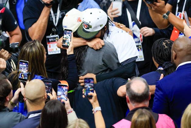 NBA, Basketball Herren, USA Finals Game 5 - New York Knicks at San Antonio Spurs New York Knicks guard Jalen Brunson (C) hugs his father after winning Game 5 of the NBA Finals between the San Antonio Spurs and the New York Knicks, San Antonio, USA, 13 June 2026. San Antonio United States  Copyright: xADAMxDAVISx