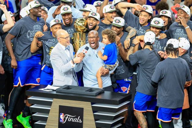 NBA, Basketball Herren, USA Finals Game 5 - New York Knicks at San Antonio Spurs New York Knicks head coach Mike Brown (C) celebrates with the crowd after winning Game 5 of the NBA Finals between the San Antonio Spurs and the New York Knicks, San Antonio, USA, 13 June 2026. San Antonio United States  Copyright: xADAMxDAVISx