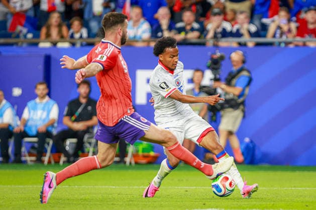 June 14, 2026, Foxborough, Massachusetts, USA: GRANT HANLEY of Scotland blocks a cross from RUBEN PROVIDENCE of Haiti during the 2026 FIFA World Cup, WM, Weltmeisterschaft, Fussball Group C match at Boston Stadium in Massachusetts on June 12, 2026. Haiti 0 V 1 Scotland - FIFA World Cup 2026  - ZUMAm283 20260614_zsp_m283_006 Copyright: xBillyxMyersx