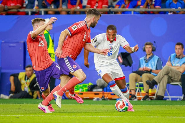June 14, 2026, Foxborough, Massachusetts, USA: LENNY JOSEPH of Haiti attempts to dribble through two Scottish defenders during the 2026 FIFA World Cup, WM, Weltmeisterschaft, Fussball Group C match at Boston Stadium in Massachusetts on June 12, 2026. Haiti 0 V 1 Scotland - FIFA World Cup 2026  - ZUMAm283 20260614_zsp_m283_008 Copyright: xBillyxMyersx