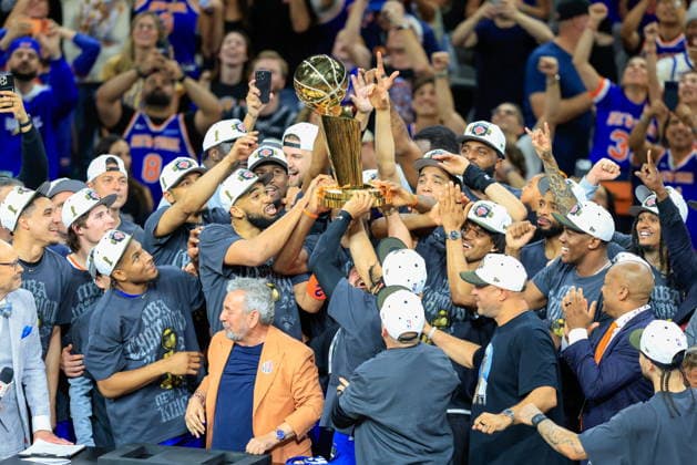NBA, Basketball Herren, USA Finals Game 5 - New York Knicks at San Antonio Spurs New York Knicks players hold up the Larry O Brien Championship Trophy after winning Game 5 of the NBA Finals between the San Antonio Spurs and the New York Knicks, San Antonio, USA, 13 June 2026. San Antonio United States  Copyright: xADAMxDAVISx