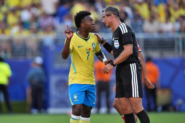 IPA85666308 - Brazil s Vinicius Junior protests to Slovenian referee Slavko Vincic during the Brazil vs. Morocco match at the FIFA World Cup, WM, Weltmeisterschaft, Fussball in New York, USA, on June 13, 2026  Copyright: xEmmanuelexMastrodonato IPAxSportx xx 85666308