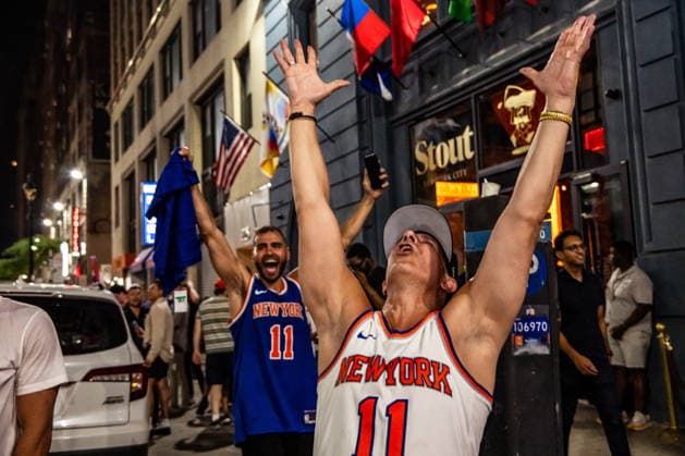 Fans watch Knicks vs Spurs NBA, Basketball Herren, USA finals game in New York City Knicks fans celebrate at the end Game 5 of the NBA finals as the New York Knicks beat the San Antonio Spurs 4-1 in the 7 game series, at one of the many watch parties across the city, in New York, New York, USA, 13 June 2026. NEW YORK NEW YORK UNITED STATES  Copyright: xLAURAxBRETTx