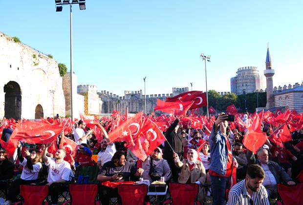 Turkish football fans gather to watch Turkiye-Australia World Cup match ISTANBUL, TURKIYE - JUNE 14: Turkish football fans holding Turkish flags gather at the historic Yedikule Fortress in Istanbul, Turkiye on June 14, 2026, to watch the live broadcast of the Turkish National Football Team s opening match against Australia in Group D of the 2026 FIFA World Cup, WM, Weltmeisterschaft, Fussball Esra Bilgin Anadolu Istanbul Turkey. Editorial use only. Please get in touch for any other usage.  Copyright: x2026xAnadoluxEsraxBilginx