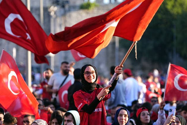 Turkish football fans gather to watch Turkiye-Australia World Cup match ISTANBUL, TURKIYE - JUNE 14: Turkish football fans holding Turkish flags gather at the historic Yedikule Fortress in Istanbul, Turkiye on June 14, 2026, to watch the live broadcast of the Turkish National Football Team s opening match against Australia in Group D of the 2026 FIFA World Cup, WM, Weltmeisterschaft, Fussball Esra Bilgin Anadolu Istanbul Turkey. Editorial use only. Please get in touch for any other usage.  Copyright: x2026xAnadoluxEsraxBilginx