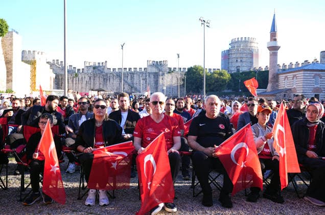 Turkish football fans gather to watch Turkiye-Australia World Cup match ISTANBUL, TURKIYE - JUNE 14: Turkish football fans gather at the historic Yedikule Fortress in Istanbul, Turkiye on June 14, 2026, to watch the live broadcast of the Turkish National Football Team s opening match against Australia in Group D of the 2026 FIFA World Cup, WM, Weltmeisterschaft, Fussball Istanbul Governor Davut Gul (C) is also present and watches the match. Esra Bilgin Anadolu Istanbul Turkey. Editorial use only. Please get in touch for any other usage.  Copyright: x2026xAnadoluxEsraxBilginx