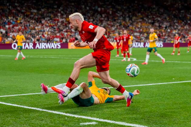 FIFA World Cup, WM, Weltmeisterschaft, Fussball 2026 - Group D - Australia vs Turkey Jacob Italiano (below) of Australia slide tackles Baris Alper Yilmaz (C) of Turkey during the first half of the FIFA World Cup 2026 group stage match between Australia and Turkey, Vancouver, Canada, 13 June 2026. VANCOUVER Canada  Copyright: xBOBxFRIDx
