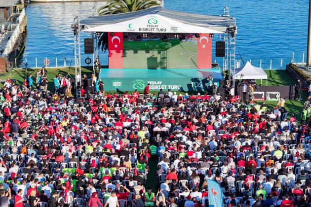 Turkish football fans gather to watch Australia v Turkiye World Cup match ISTANBUL, TURKIYE - JUNE 14: Turkish football fans gather at the outdoor garden of Yesilay Headquarters in Istanbul, Turkiye on June 14, 2026, to watch the live broadcast of the Turkish National Football Team s opening match against Australia in Group D of the 2026 FIFA World Cup, WM, Weltmeisterschaft, Fussball Cem Tekkesinoglu Anadolu Istanbul Turkey. Editorial use only. Please get in touch for any other usage.  Copyright: x2026xAnadoluxCemxTekkesinoglux