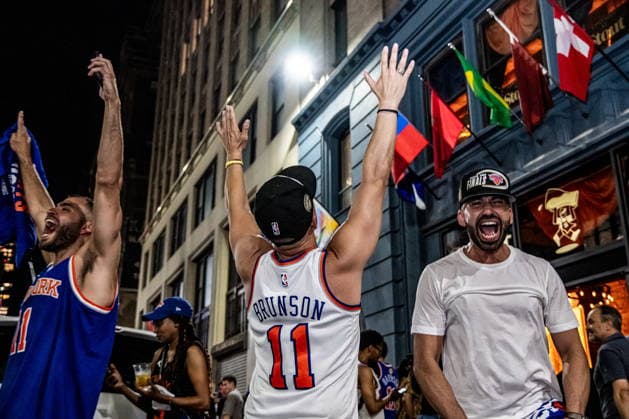 Fans watch Knicks vs Spurs NBA, Basketball Herren, USA finals game in New York City Knicks fans celebrate at the end Game 5 of the NBA finals as the New York Knicks beat the San Antonio Spurs 4-1 in the 7 game series, at one of the many watch parties across the city, in New York, New York, USA, 13 June 2026. NEW YORK NEW YORK UNITED STATES  Copyright: xLAURAxBRETTx