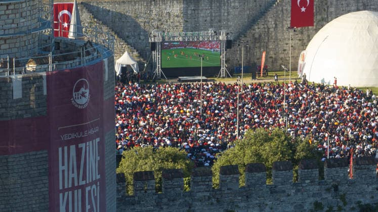 Turkish football fans gather to watch Australia v Turkiye World Cup match ISTANBUL, TURKIYE - JUNE 14: An aerial view of people gathered at the historic Yedikule Fortress to watch the 2026 FIFA World Cup, WM, Weltmeisterschaft, Fussball Group D match between Australia and Turkiye on a giant screen set up by Fatih Municipality in Istanbul, Turkiye, on June 14, 2026. The Turkish national team, Nationalteam faced Australia in its opening Group D match at BC Place Stadium in Vancouver, Canada. Metin Yuksel Kaya Anadolu Istanbul Turkey. Editorial use only. Please get in touch for any other usage.  Copyright: x2026xAnadoluxMetinxYukselxKayax