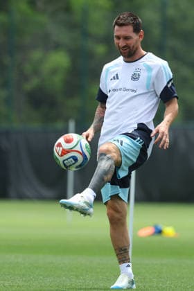 Argentina s forward Lionel Messi controls the ball during a training session during the 2026 FIFA World Cup football tournament at Sporting KC Training Centre in Kansas City on June 13, 2026 ¨ Photo by Alejandro PAGNI PHOTOxPHOTO KANSAS CITY UNITED STATES Copyright: xALEJANDROxPAGNIx