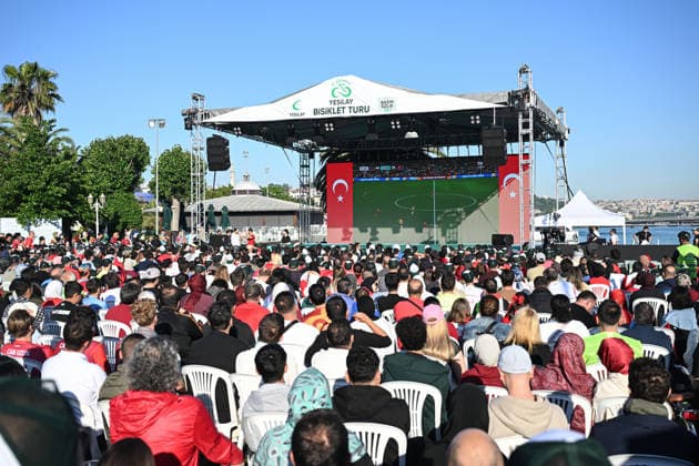 Turkish football fans gather to watch Australia v Turkiye World Cup match ISTANBUL, TURKIYE - JUNE 14: Turkish football fans gather at the outdoor garden of Yesilay Headquarters in Istanbul, Turkiye on June 14, 2026, to watch the live broadcast of the Turkish National Football Team s opening match against Australia in Group D of the 2026 FIFA World Cup, WM, Weltmeisterschaft, Fussball Saffet Azak Anadolu Istanbul Turkey. Editorial use only. Please get in touch for any other usage.  Copyright: x2026xAnadoluxSaffetxAzakx
