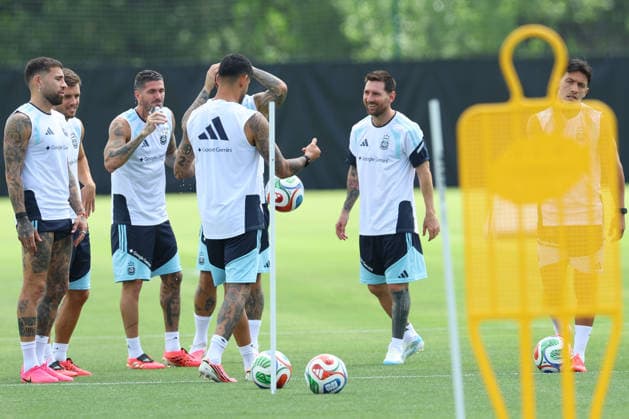 Argentina s forward Lionel Messi and players take part in a training session during the 2026 FIFA World Cup football tournament at Sporting KC Training Centre in Kansas City on June 13, 2026 ¨ Photo by Alejandro PAGNI PHOTOxPHOTO KANSAS CITY UNITED STATES Copyright: xALEJANDROxPAGNIx