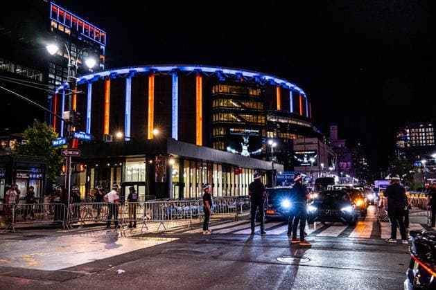 Fans watch Knicks vs Spurs NBA, Basketball Herren, USA finals game in New York City Heavy police presence outside Madsion Square Garden at the end of Game 5 of the NBA finals as the New York Knicks beat the San Antonio Spurs 4-1 in the 7 game series, at one of the many watch parties across the city, in New York, New York, USA, 13 June 2026. NEW YORK NEW YORK UNITED STATES  Copyright: xLAURAxBRETTx