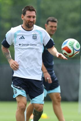 Argentina s forward Lionel Messi L and head coach Lionel Scaloni take part in a training session during the 2026 FIFA World Cup football tournament at Sporting KC Training Centre in Kansas City on June 13, 2026 ¨ Photo by Alejandro PAGNI PHOTOxPHOTO KANSAS CITY UNITED STATES Copyright: xALEJANDROxPAGNIx