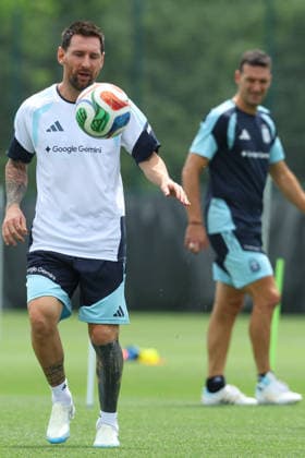 Argentina s forward Lionel Messi L and head coach Lionel Scaloni take part in a training session during the 2026 FIFA World Cup football tournament at Sporting KC Training Centre in Kansas City on June 13, 2026 ¨ Photo by Alejandro PAGNI PHOTOxPHOTO KANSAS CITY UNITED STATES Copyright: xALEJANDROxPAGNIx