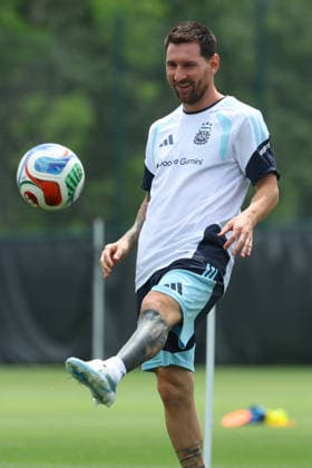 Argentina s forward Lionel Messi controls the ball during a training session during the 2026 FIFA World Cup football tournament at Sporting KC Training Centre in Kansas City on June 13, 2026 ¨ Photo by Alejandro PAGNI PHOTOxPHOTO KANSAS CITY UNITED STATES Copyright: xALEJANDROxPAGNIx