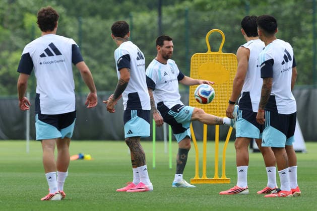 Argentina™s forward Lionel Messi C and players take part in a training session during the 2026 FIFA World Cup football tournament at Sporting KC Training Centre in Kansas City on June 13, 2026 ¨ Photo by Alejandro PAGNI PHOTOxPHOTO KANSAS CITY UNITED STATES Copyright: xALEJANDROxPAGNIx