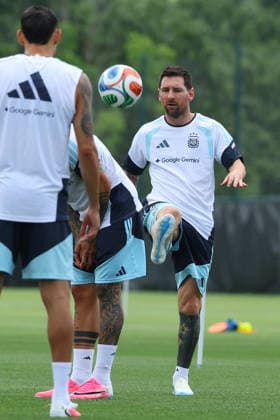 Argentina™s forward Lionel Messi and players take part in a training session during the 2026 FIFA World Cup soccer tournament at Sporting KC Training Centre in Kansas City on June 13, 2026 ¨ Photo by Alejandro PAGNI PHOTOxPHOTO KANSAS CITY UNITED STATES Copyright: xALEJANDROxPAGNIx