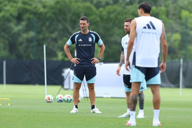 Argentina™s head coach Lionel Scaloni L and forward Lionel Messi look on during a training session during the 2026 FIFA World Cup football tournament at Sporting KC Training Centre in Kansas City on June 13, 2026 ¨ Photo by Alejandro PAGNI PHOTOxPHOTO KANSAS CITY UNITED STATES Copyright: xALEJANDROxPAGNIx
