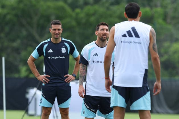 Argentina™s head coach Lionel Scaloni L and forward Lionel Messi look on during a training session during the 2026 FIFA World Cup football tournament at Sporting KC Training Centre in Kansas City on June 13, 2026 ¨ Photo by Alejandro PAGNI PHOTOxPHOTO KANSAS CITY UNITED STATES Copyright: xALEJANDROxPAGNIx