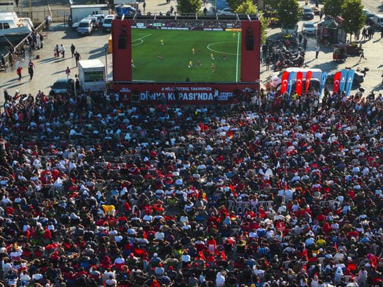 Turkish football fans gather to watch Australia v Turkiye World Cup match ISTANBUL, TURKIYE - JUNE 14: An aerial view of Turkish football fans gathering at Uskudar district of Istanbul, Turkiye on June 14, 2026, to watch the live broadcast of the Turkish National Football Team s opening match against Australia in Group D of the 2026 FIFA World Cup, WM, Weltmeisterschaft, Fussball Muhammed Enes Yildirim Anadolu Istanbul Turkey. Editorial use only. Please get in touch for any other usage.  Copyright: x2026xAnadoluxMuhammedxEnesxYildirimx
