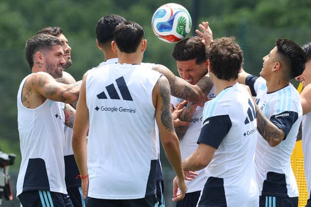Argentina s midfielder Enzo Fernandez C and players joke during a training session during the 2026 FIFA World Cup football tournament at Sporting KC Training Centre in Kansas City on June 13, 2026 ¨ Photo by Alejandro PAGNI PHOTOxPHOTO KANSAS CITY UNITED STATES Copyright: xALEJANDROxPAGNIx