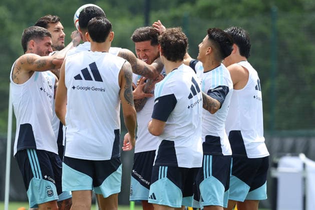 Argentina s midfielder Enzo Fernandez C and players joke during a training session during the 2026 FIFA World Cup football tournament at Sporting KC Training Centre in Kansas City on June 13, 2026 ¨ Photo by Alejandro PAGNI PHOTOxPHOTO KANSAS CITY UNITED STATES Copyright: xALEJANDROxPAGNIx