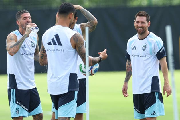 Argentina s forward Lionel Messi R and players take part in a training session during the 2026 FIFA World Cup soccer tournament at Sporting KC Training Centre in Kansas City on June 13, 2026 ¨ Photo by Alejandro PAGNI PHOTOxPHOTO KANSAS CITY UNITED STATES Copyright: xALEJANDROxPAGNIx