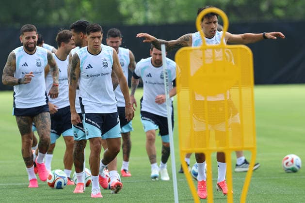 L to R Argentina s defender Nicolas Otamendi, defender Nahuel Molina, forward Lionel Messi and defender Lisandro Martinez take part in a training session during the 2026 FIFA World Cup football tournament at Sporting KC Training Centre in Kansas City on June 13, 2026 ¨ Photo by Alejandro PAGNI PHOTOxPHOTO KANSAS CITY UNITED STATES Copyright: xALEJANDROxPAGNIx