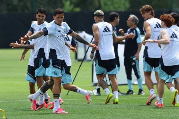 Argentina s midfielder Enzo Fernandez L and players take part in a training session during the 2026 FIFA World Cup football tournament at Sporting KC Training Centre in Kansas City on June 13, 2026 ¨ Photo by Alejandro PAGNI PHOTOxPHOTO KANSAS CITY UNITED STATES Copyright: xALEJANDROxPAGNIx