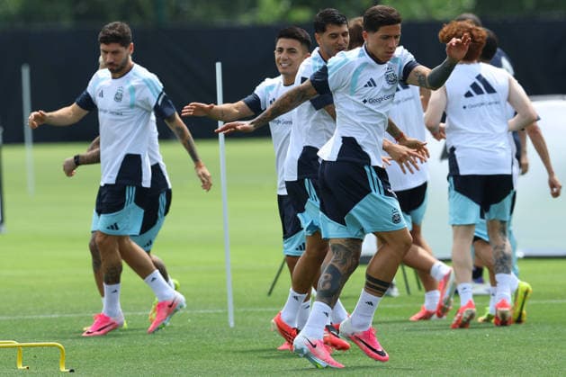 Argentina s midfielder Enzo Fernandez C and players take part in a training session during the 2026 FIFA World Cup football tournament at Sporting KC Training Centre in Kansas City on June 13, 2026 ¨ Photo by Alejandro PAGNI PHOTOxPHOTO KANSAS CITY UNITED STATES Copyright: xALEJANDROxPAGNIx