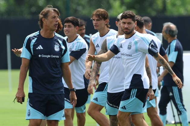Argentina s defender Gonzalo Montiel C and players take part in a training session during the 2026 FIFA World Cup football tournament at Sporting KC Training Centre in Kansas City on June 13, 2026 ¨ Photo by Alejandro PAGNI PHOTOxPHOTO KANSAS CITY UNITED STATES Copyright: xALEJANDROxPAGNIx